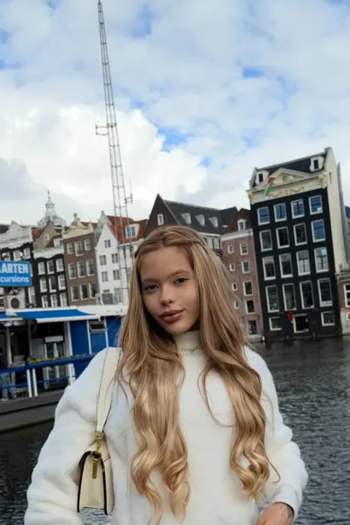 Petite busty escort in Munich